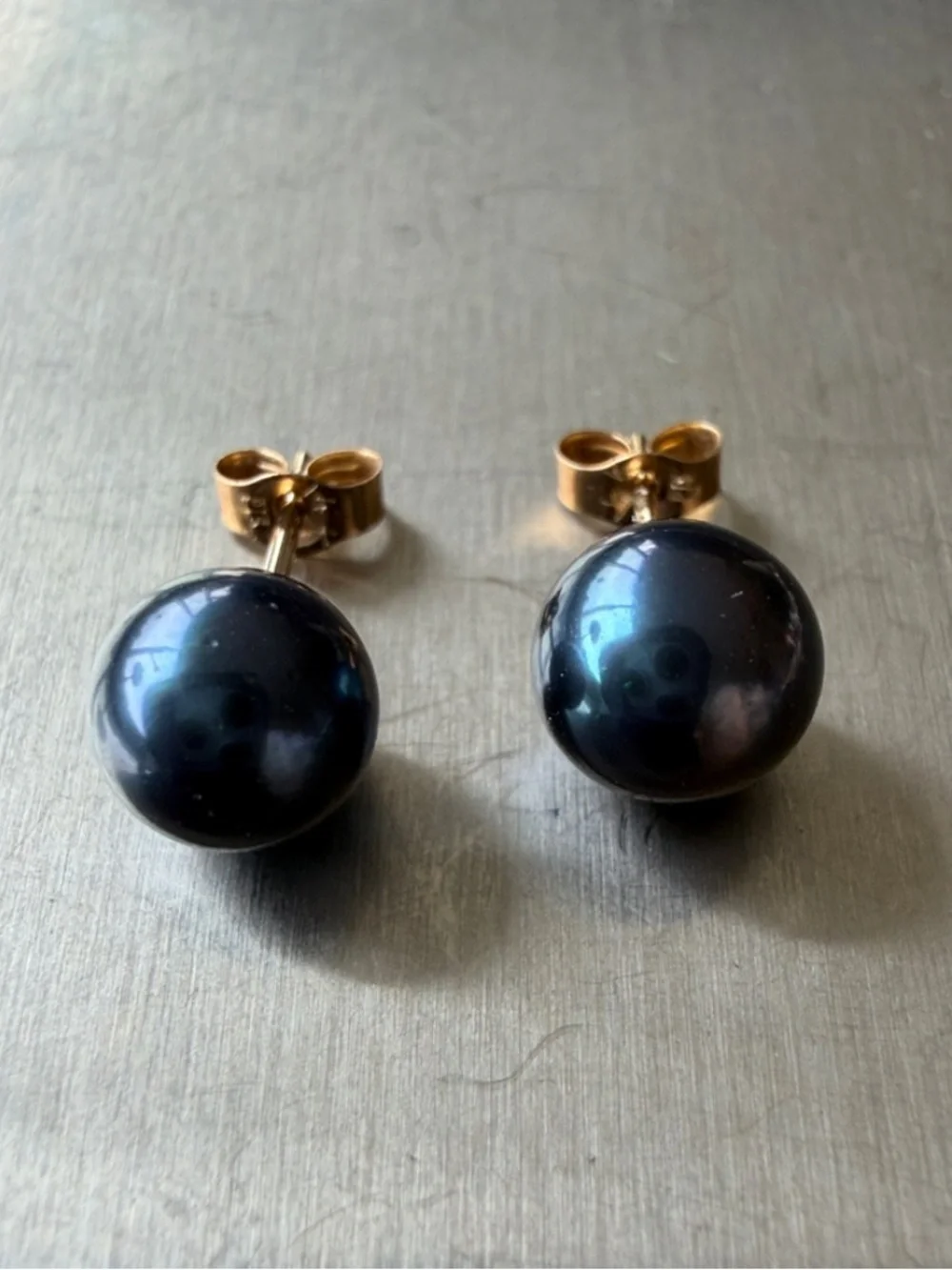 Solid 14K gold stud earrings with natural Black Tahitian (?) pearls - Picture 1 of 8